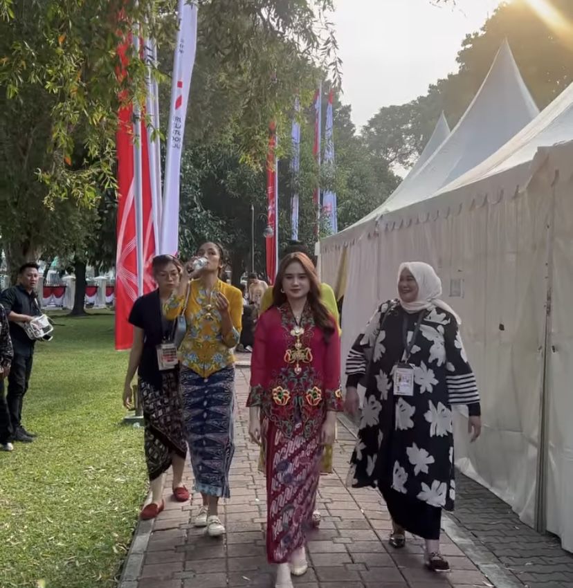 Tissa Biani Hadir Di Acara Istana Berkebaya Pangling