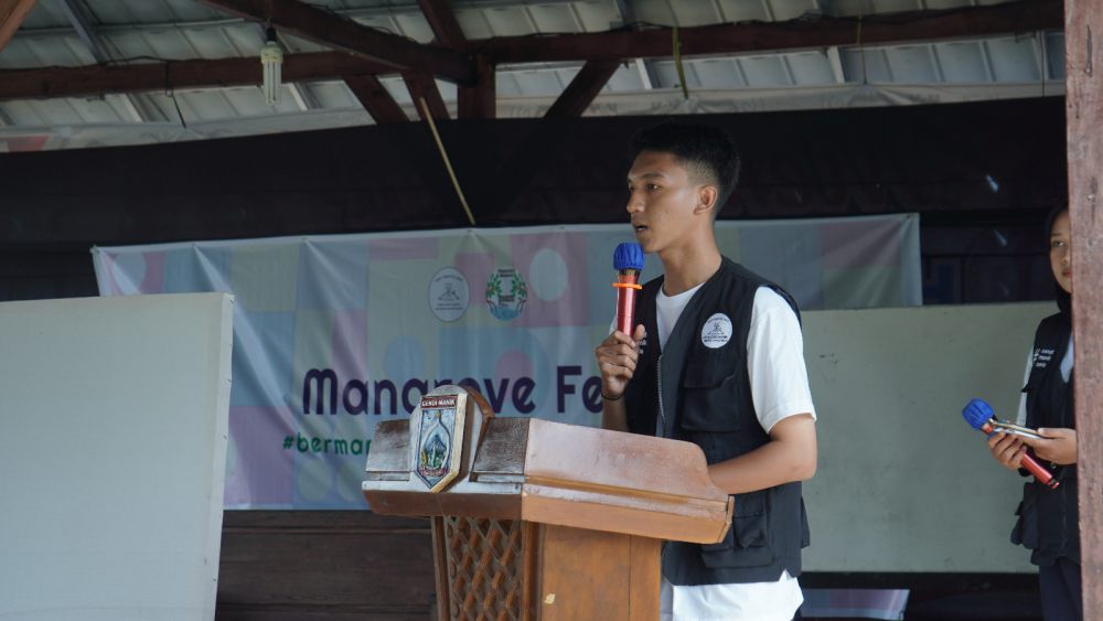 Mahasiswa KKN Unram Tanam Ratusan Mangrove Bersama Warga Sekotong
