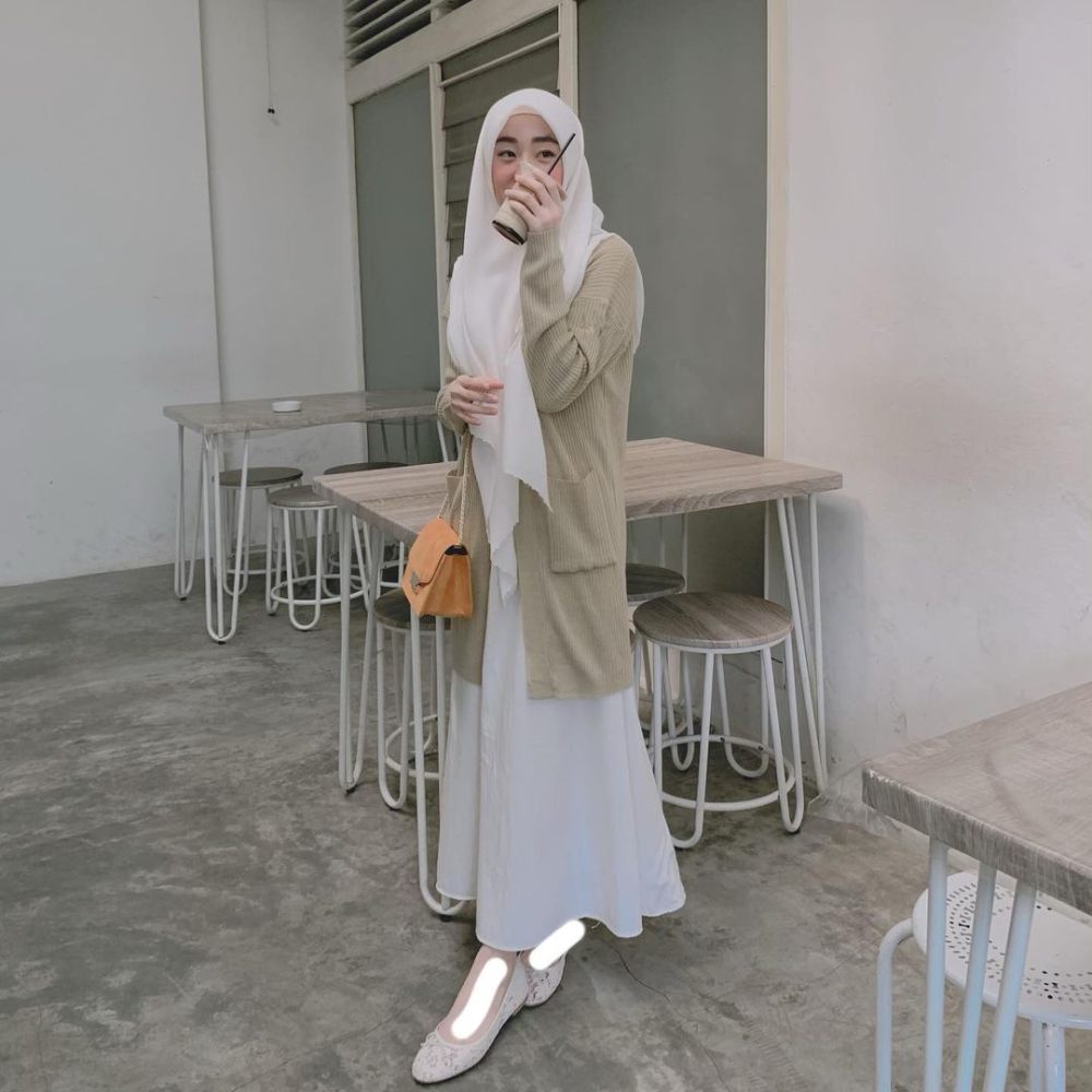 9 OOTD Hangout Muslimah ala Larissa Chou, Syar'i dan Trendi!