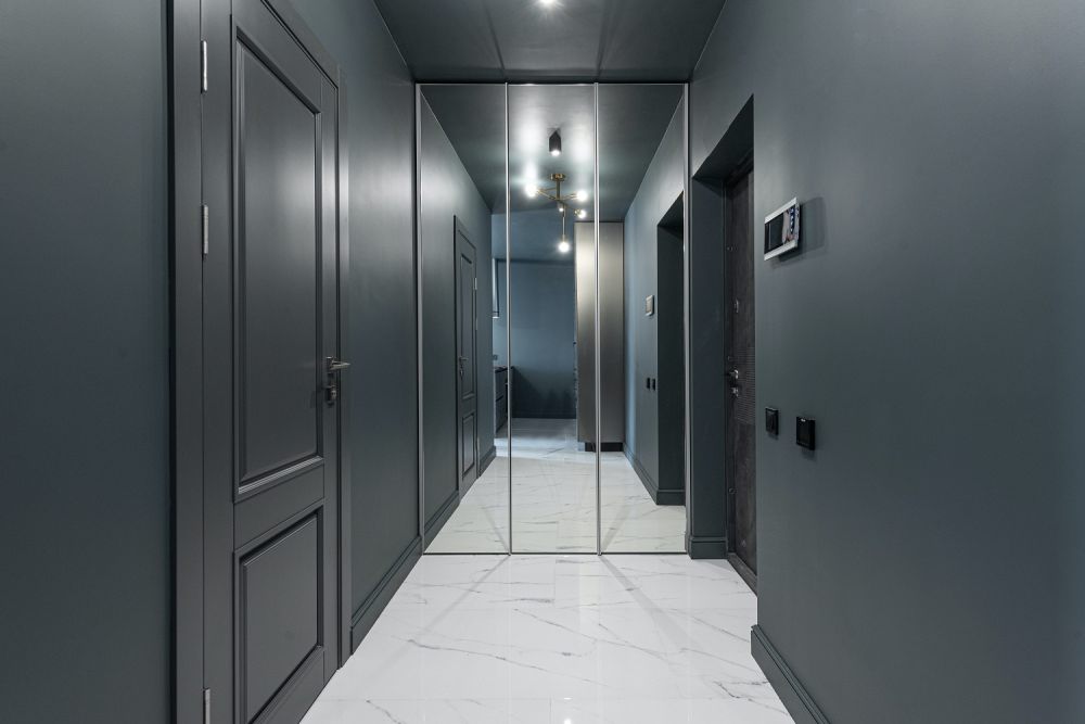 8 Inspirasi Interior Rumah Dominan Abu Gelap, Kental Kesan Mewah