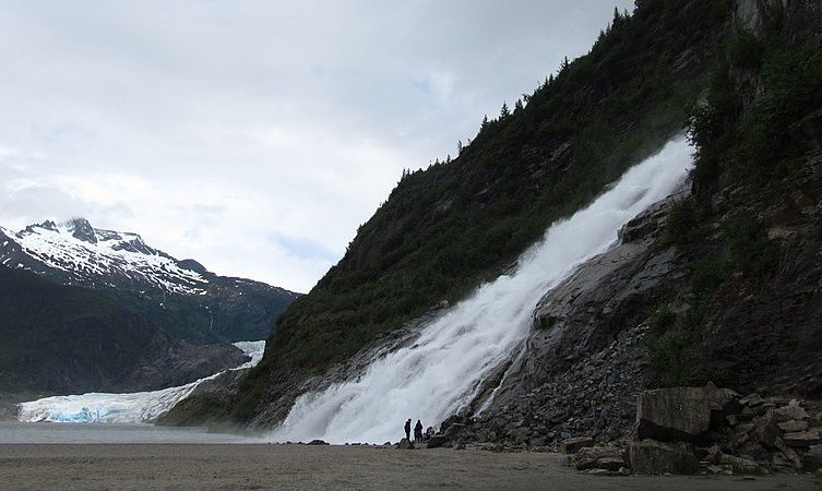 5 Air Terjun Paling Hits di Alaska, Dijamin Bikin Betah!