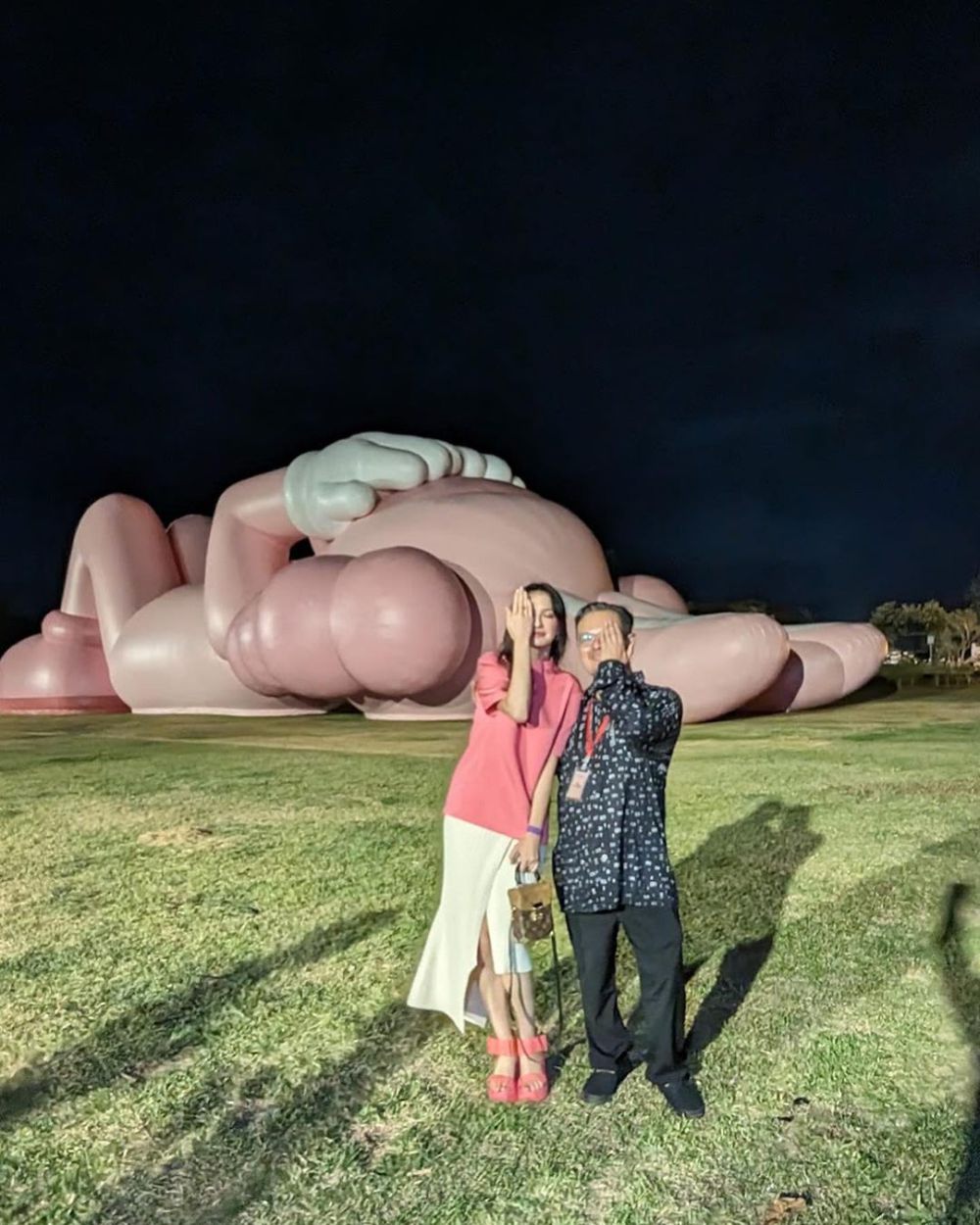 Raline Shah dan Dian Sastro Melihat Patung Raksasa KAWS di Prambanan