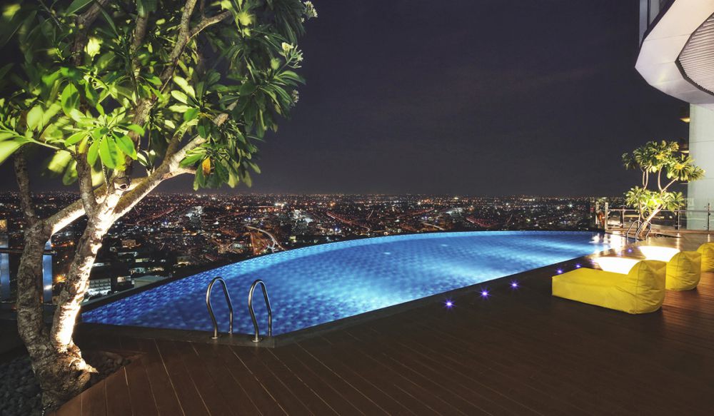 5 Hotel di Surabaya Fasilitas Kolam Renang Rooftop