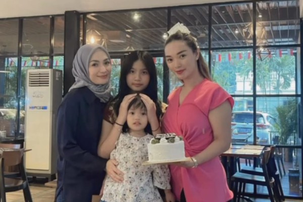 7 Potret Zaskia Gotik Rayakan Ultah Anak Tirinya, Akur Sama Imel Putri