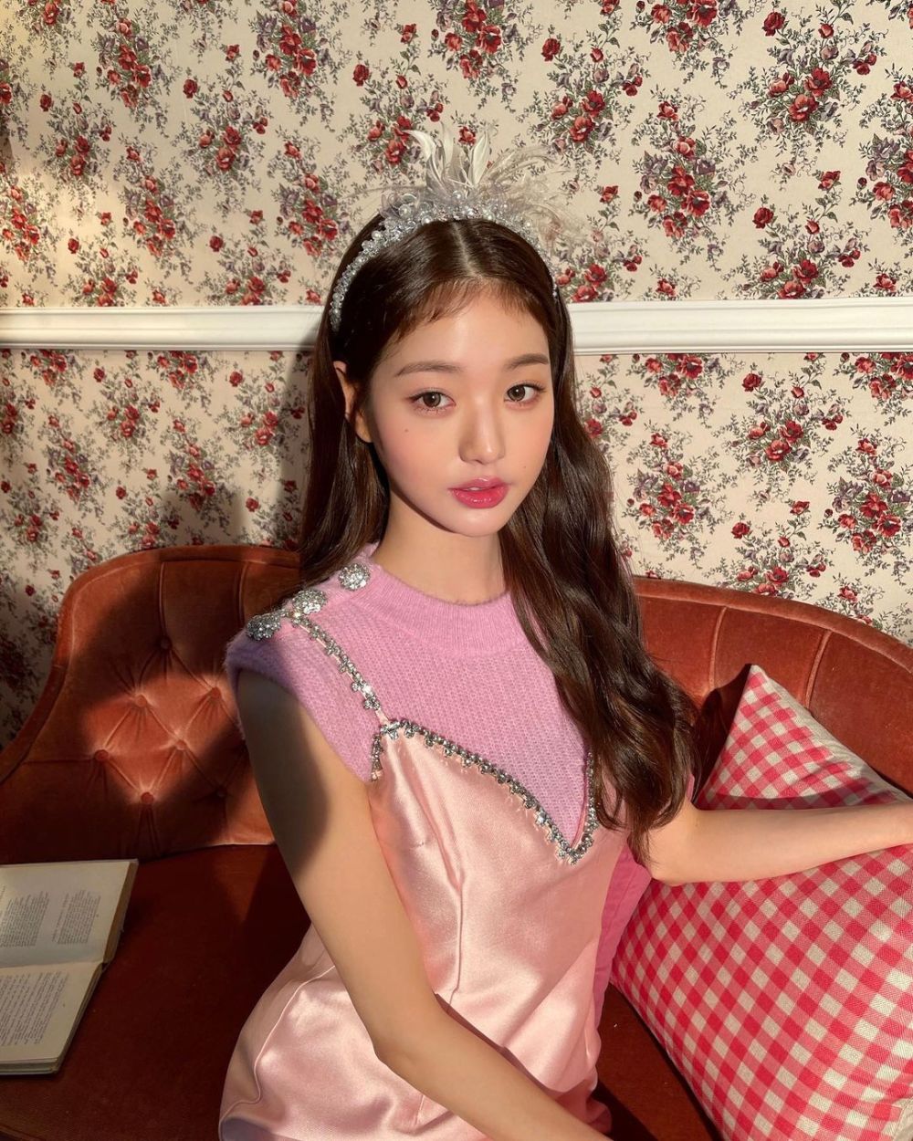 8 Potret Stunning Jang Wonyoung IVE dengan Glass Skin Idaman