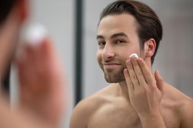 5 Alasan Absurd Kenapa Pria Enggan Gunakan Skincare, Percaya Mitos?