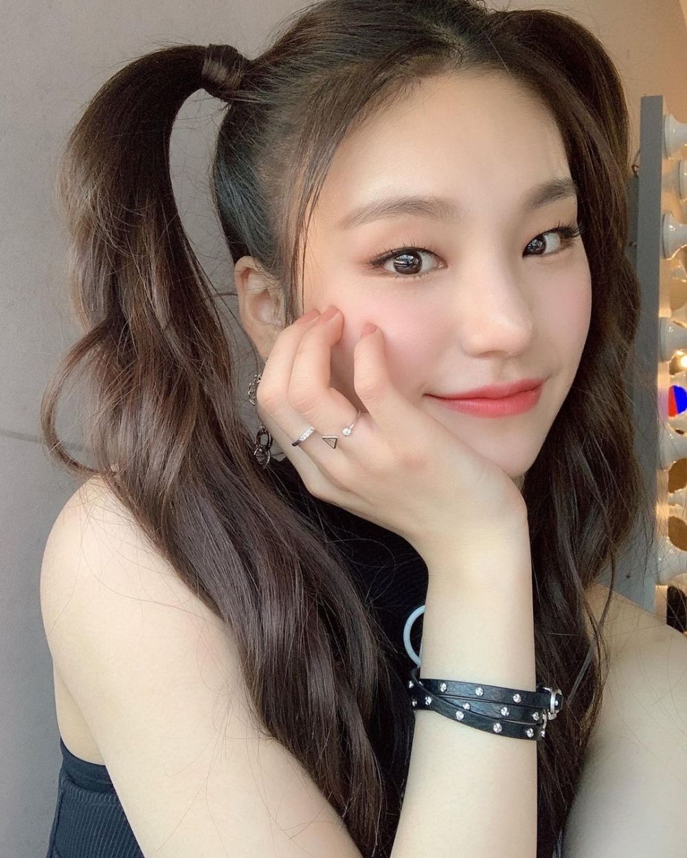 8 Ide Styling Rambut Panjang ala Yeji Itzy, Tampil Stunning