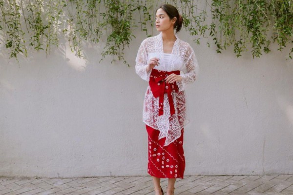 8 Inspirasi Kebaya Merah Putih untuk Wisuda hingga Pesta