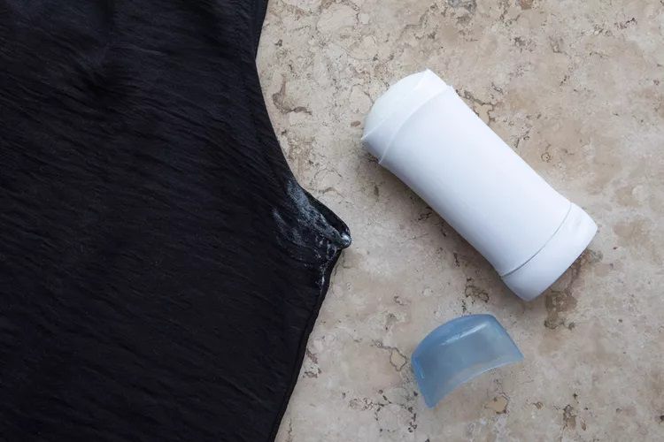 Cara Menghilangkan Noda Deodoran di Baju