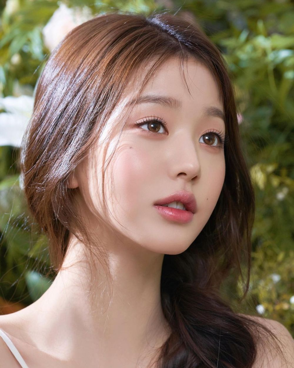 8 Potret Stunning Jang Wonyoung IVE dengan Glass Skin Idaman