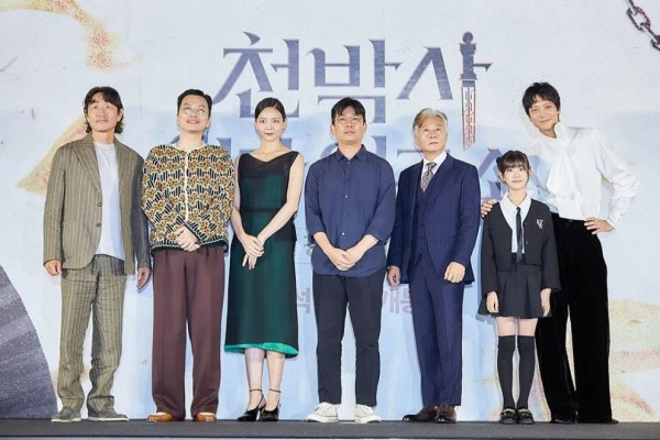 8 Cerita Cast Dr. Cheon and Lost Talisman, Ada Kang Dong Won