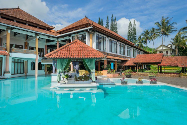 6 Hotel Fasilitas Kolam Renang di Mojokerto, Ada Indoor dan Outdoor