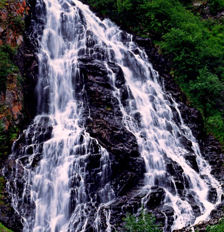 5 Air Terjun Paling Hits di Alaska, Dijamin Bikin Betah!