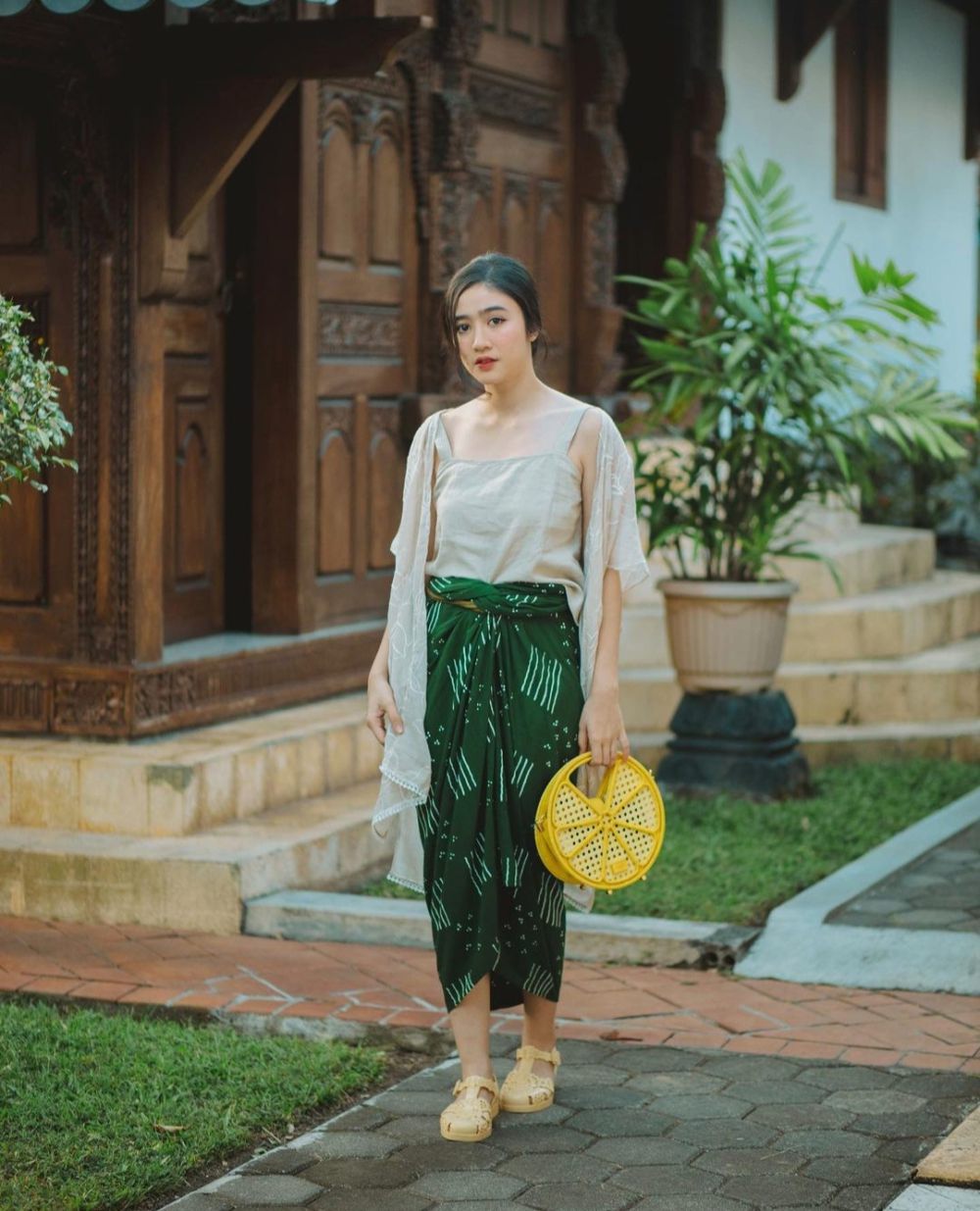 9 Daily Outfit Batik ala Febby Rastanty, Tunjukkan Kecintaan Indonesia