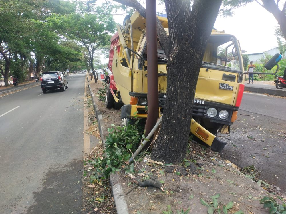 Hindari Kendaraan Masuk Jalur Cepat, Truk Tabrak Pohon di Ring Road