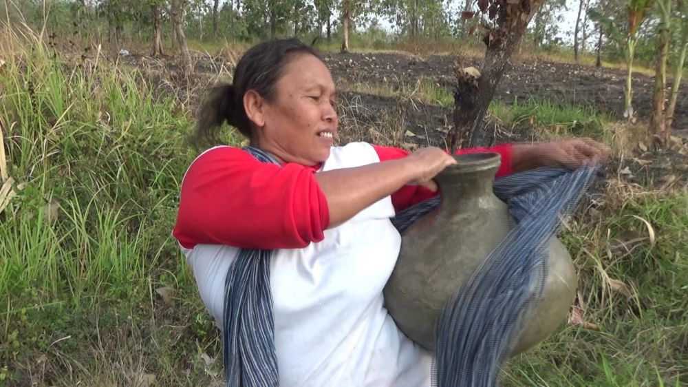 Susahnya Warga Ngawi, Belah Hutan, Naik Turun Bukit Demi Air Bersih