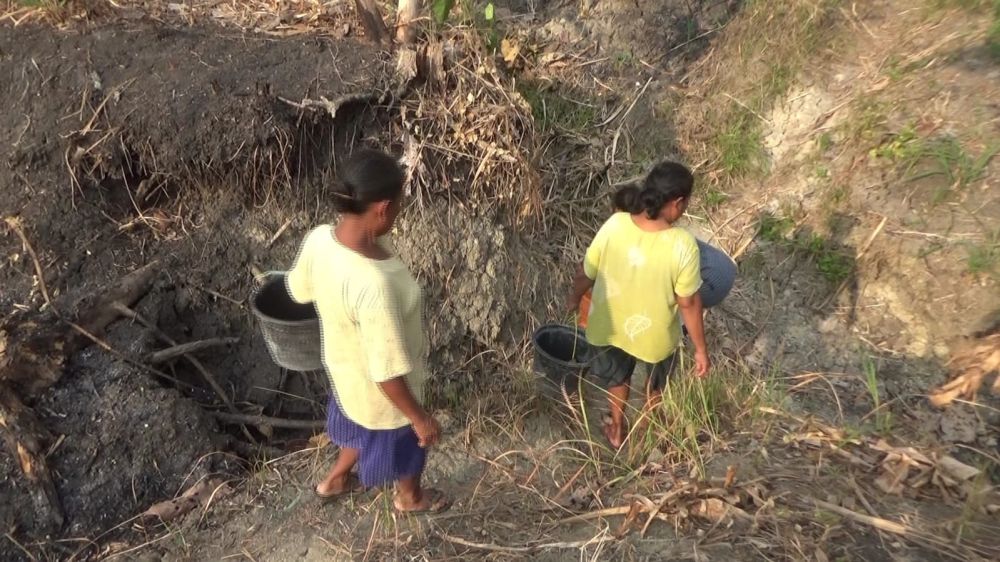 Demi Air Bersih, Warga Ngawi Berjalan Kaki ke Hutan Sejauh 2 Kilometer