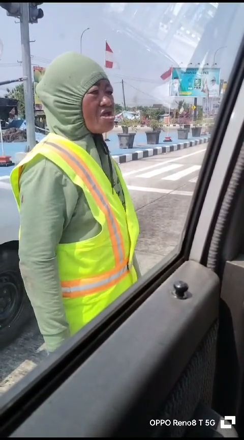 Viral Pengemis di Exit Tol Dumpil Madiun Gedor Mobil