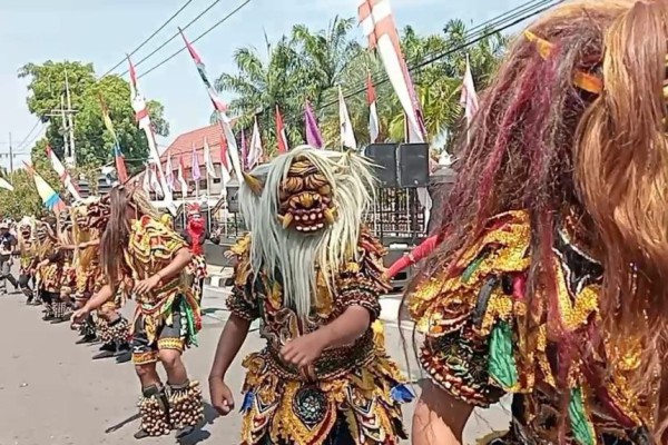 11 Potret Unik Pawai Budaya Pelajar Magetan di HUT RI ke 78