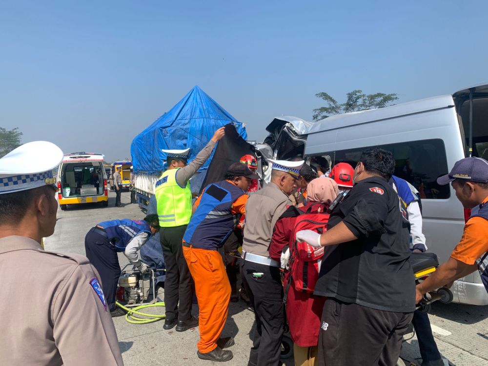 HiAce Tabrak Truk di Tol Malang-Pandaan, 2 Orang Meninggal 