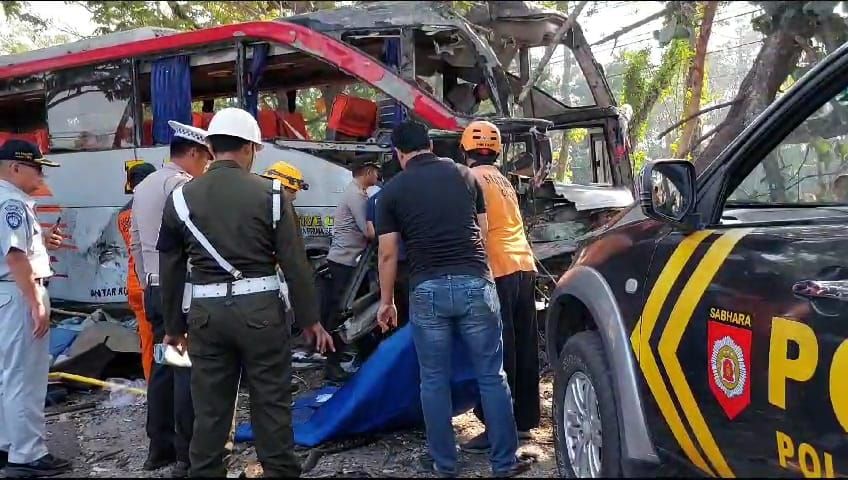 Adu Banteng Bus Eka Vs Sugeng Rahayu di Geneng Ngawi, 3 Orang Tewas