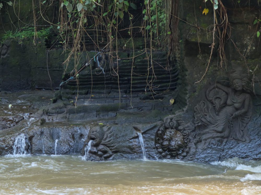 Tiket Masuk Air Terjun Sumampan Bali, Ada Ukiran Batu Unik