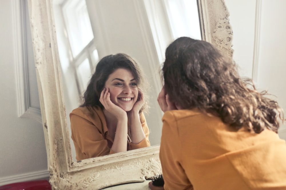 6 Manfaat Bicara Sendiri di Depan Cermin, Pernah Coba?