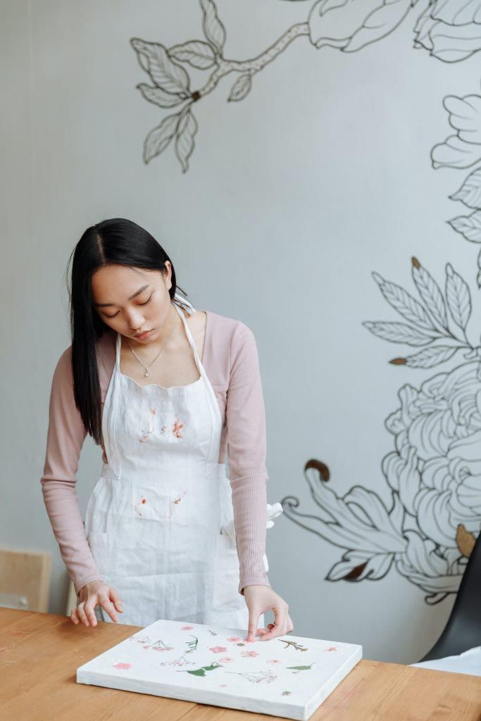 9 Ide Dekorasi Dinding Polos yang Super Kece dan Estetik