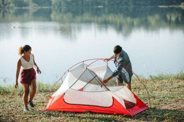 5 Alat Camping Wajib Dibawa Untuk Pemula Beserta Tips!