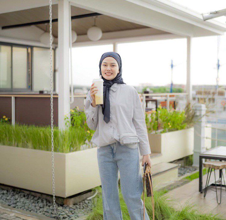 8 Inspirasi Outfit Hijab Buat ke Kafe ala Dara Arafah