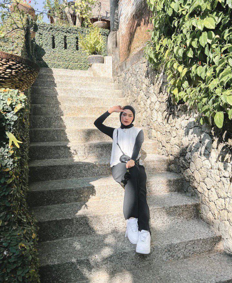 8 Inspirasi Outfit Hijab Buat ke Kafe ala Dara Arafah