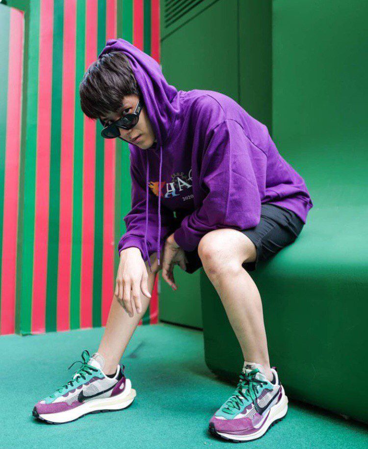 8 Ide OOTD Pakai Hoodie Jacket ala Kay Lertsittichai, Super Kece