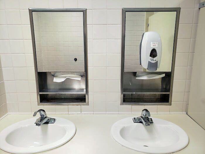 9 Potret Desain Toilet Umum Ini Nyeleneh Abis, Bikin Gagal Paham