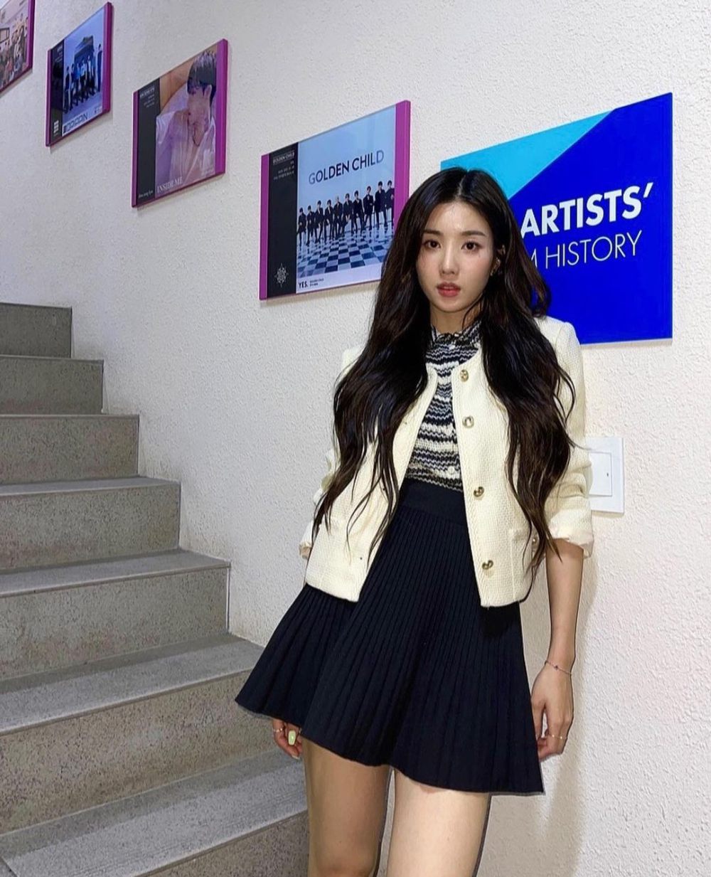 10 Ide OOTD Pakai Mini Skirt ala Kwon Eunbi, Simple nan Girly!