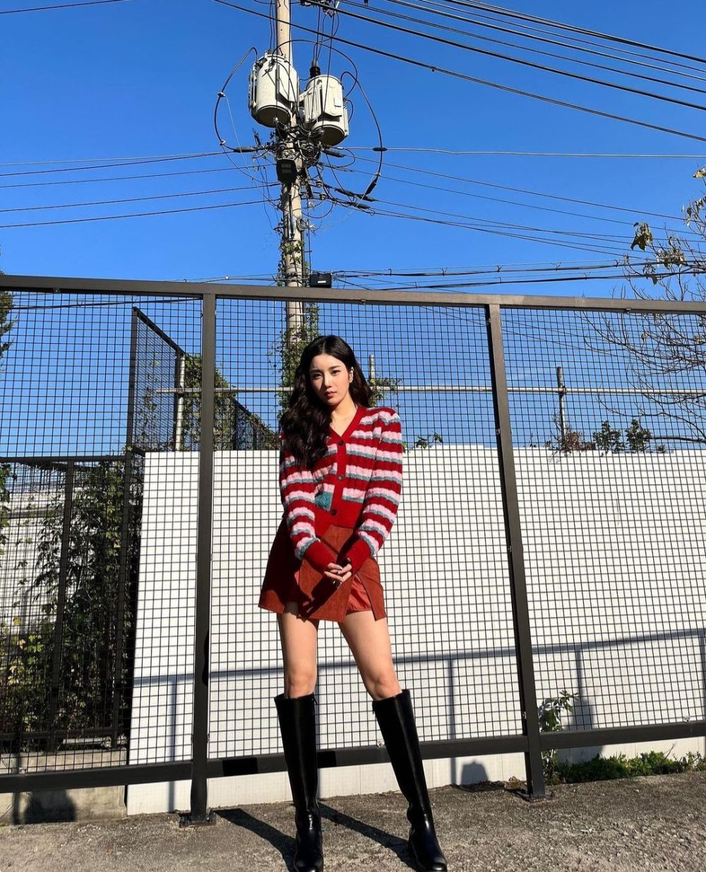 10 Ide OOTD Pakai Mini Skirt ala Kwon Eunbi, Simple nan Girly!