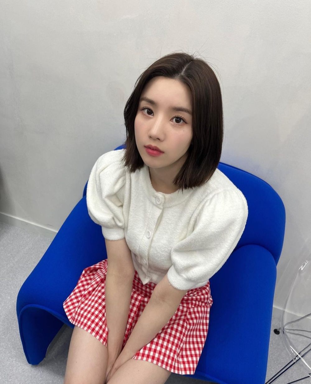 10 Ide OOTD Pakai Mini Skirt ala Kwon Eunbi, Simple nan Girly!