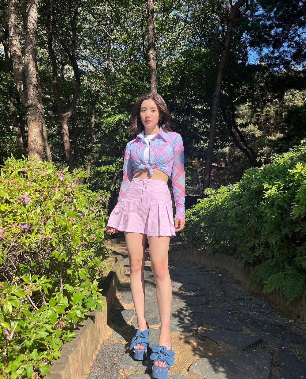 10 Ide OOTD Pakai Mini Skirt ala Kwon Eunbi, Simple nan Girly!