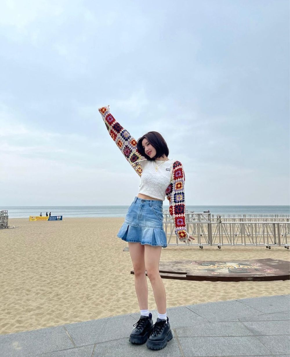 10 Ide OOTD Pakai Mini Skirt ala Kwon Eunbi, Simple nan Girly!