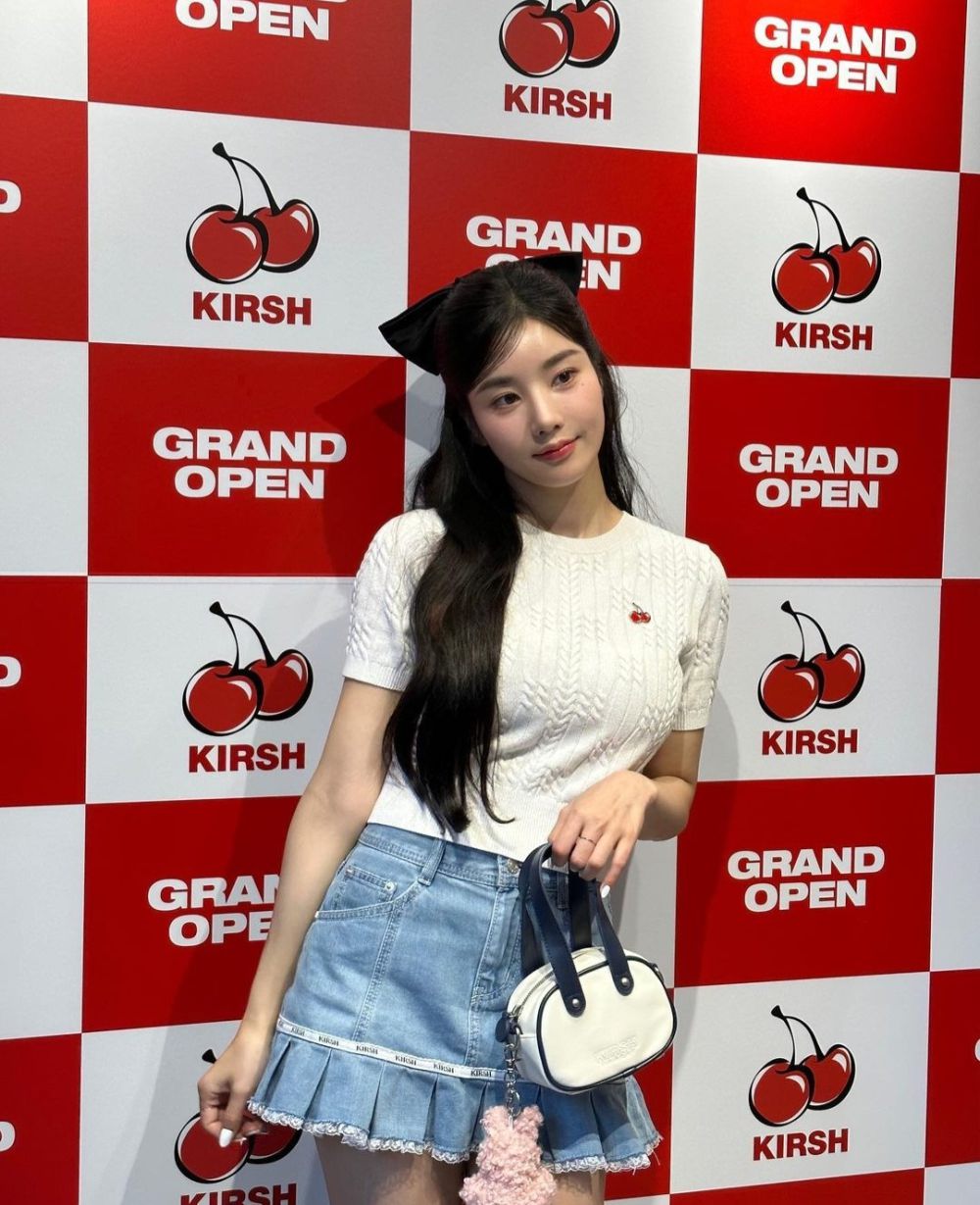 10 Ide OOTD Pakai Mini Skirt ala Kwon Eunbi, Simple nan Girly!