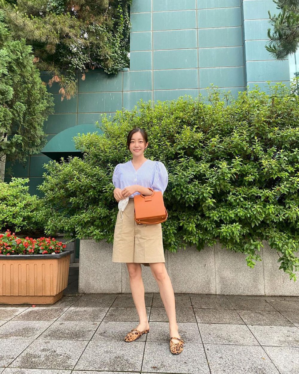 8 Ide OOTD Liburan Simple ala Kim Ga Eun, Comfy Abis!