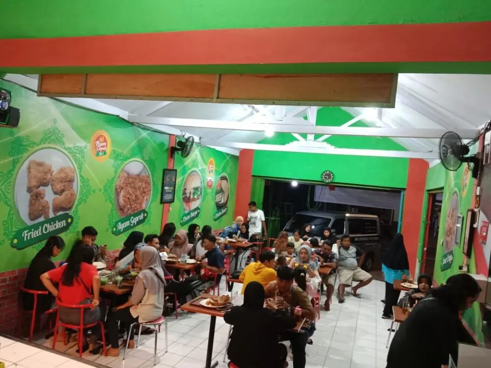 5 Kuliner Ayam Geprek Terbaik di Jember, Pedasnya Nampol!