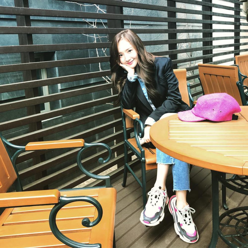 9 Inspirasi OOTD Office Look ala Park Min Young, Cool and Chic!