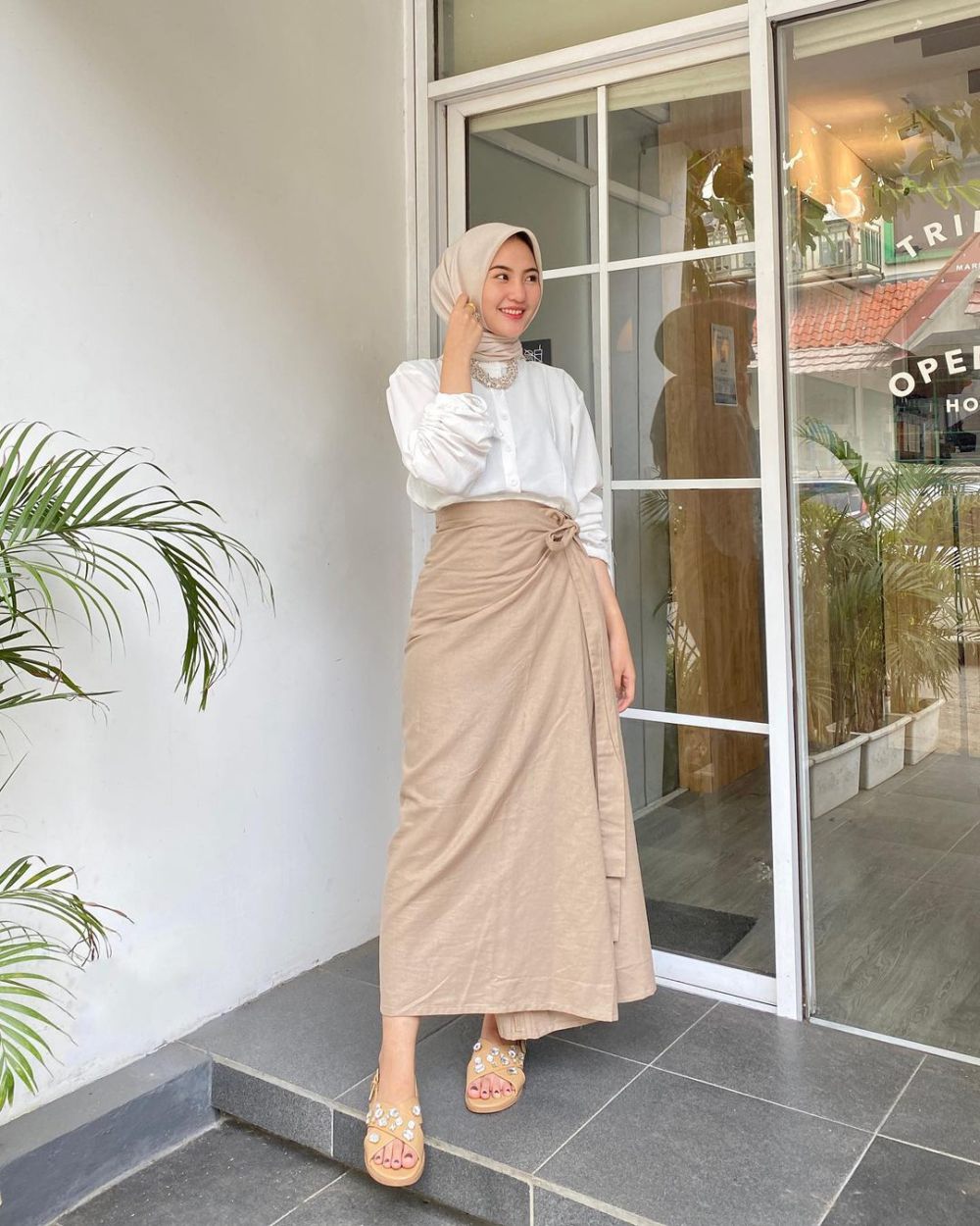 8 Style OOTD Nuansa Putih Cokelat Untuk ke Kantor, So Warm!