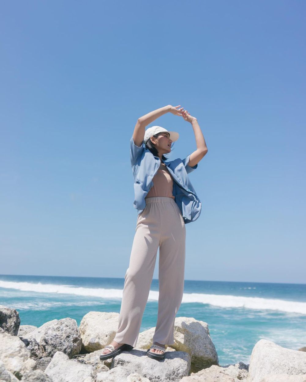 10 Inspirasi Outfit Liburan ke Pantai ala Jesica Ceren, Trendi!