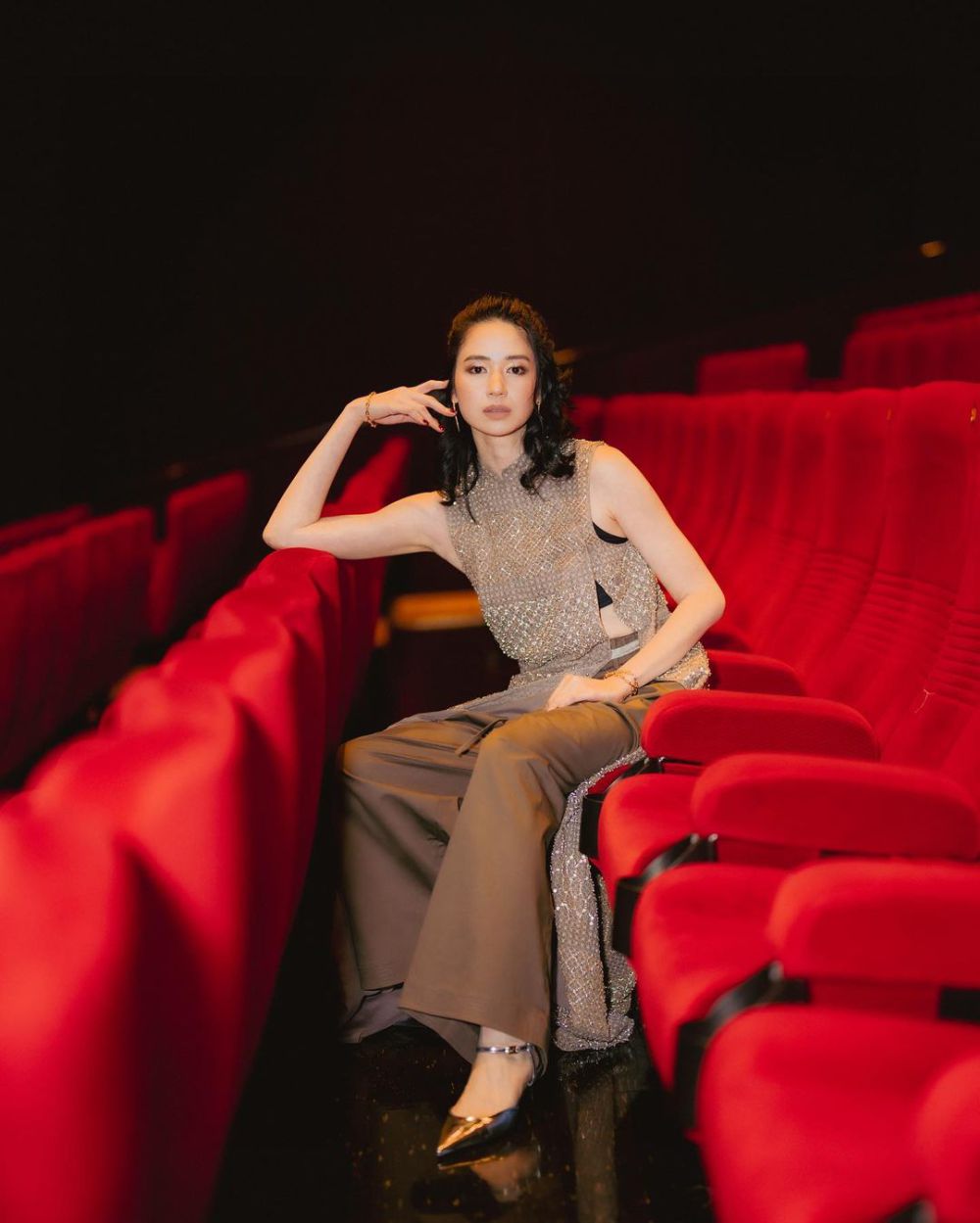 10 Potret Pose Seleb di Kursi Bioskop saat Premiere Film