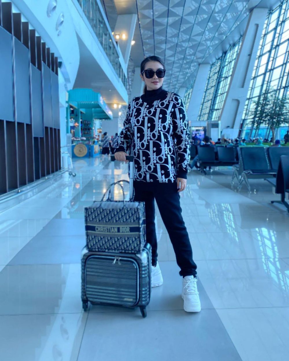 10 Ide Fashion Airport ala Fitri Carlina yang Chic Banget!