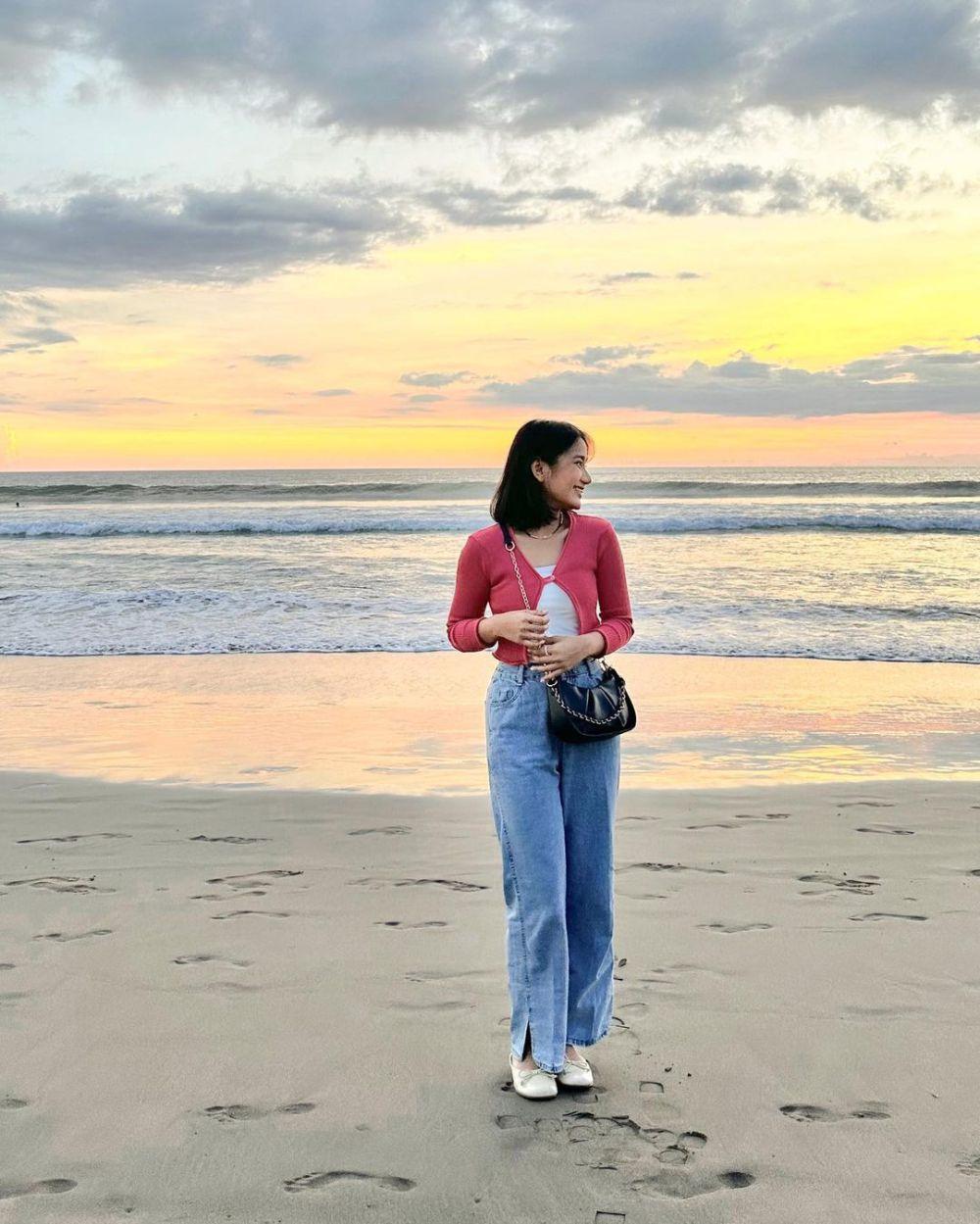 10 Inspirasi Outfit Liburan ke Pantai ala Jesica Ceren, Trendi!