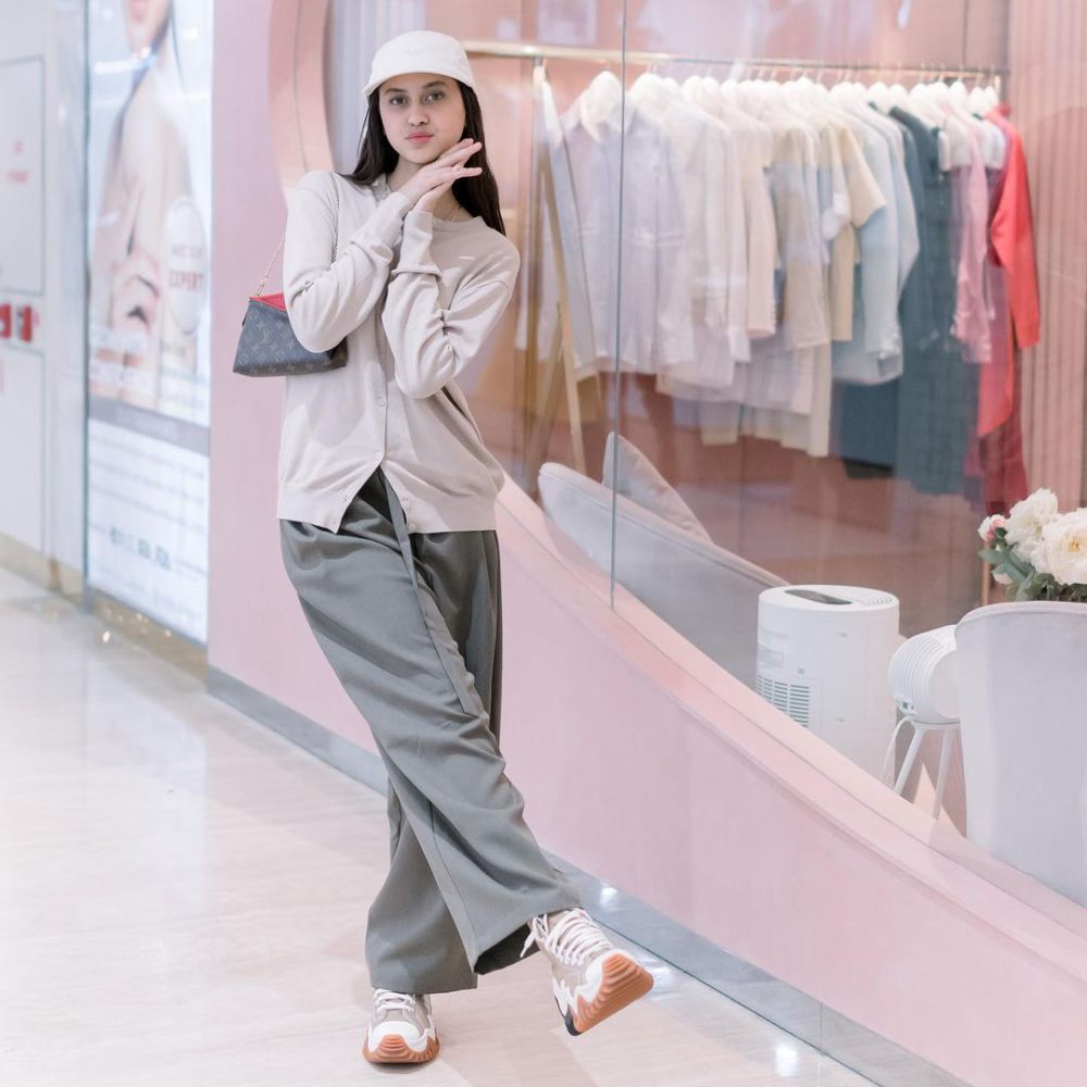 7 Padu Padan OOTD Pakai Topi ala Asila Maisa, Stunning Abis!