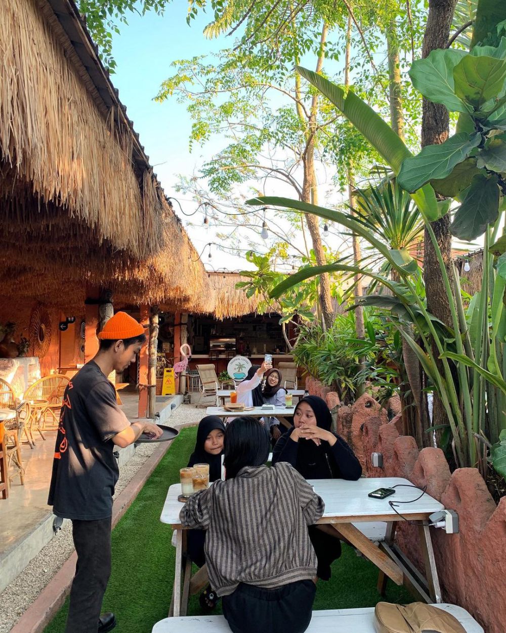 5 Kafe Outdoor di Surabaya, Bikin Nongkrong Lebih Betah