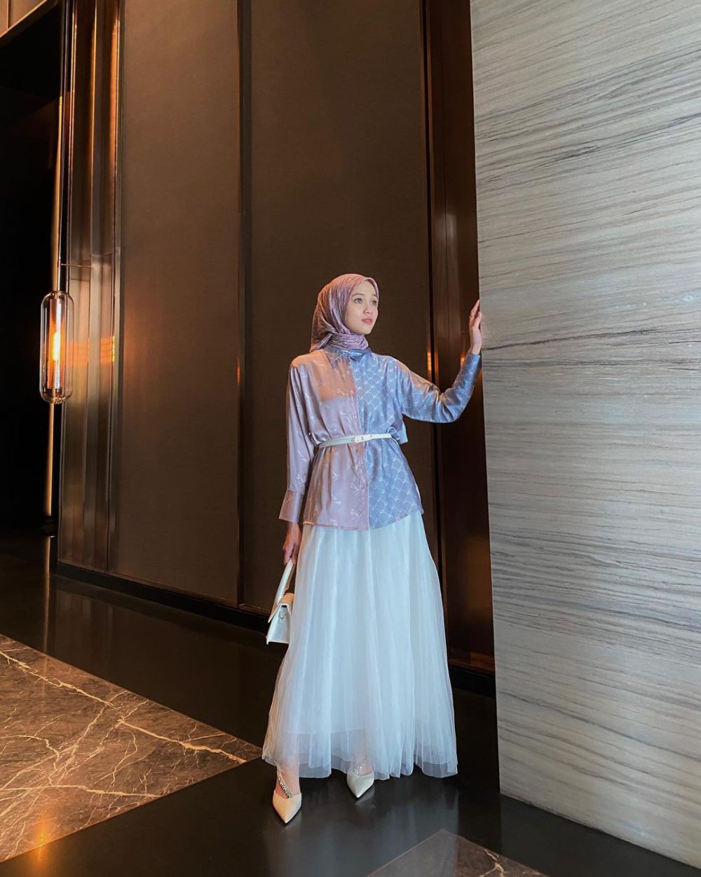 9 OOTD Hijab Nuansa Ungu ala Vina Maulina, Eye Catching!